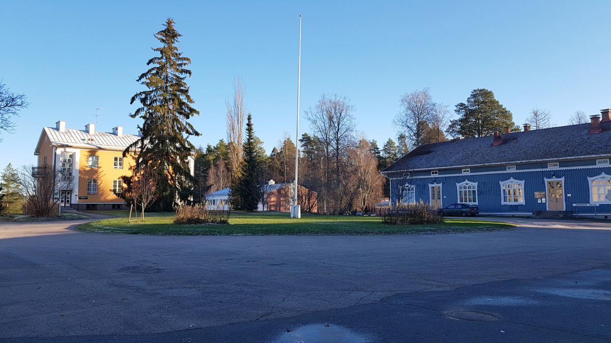 Tarvaalan pihapiiri syksyllä 2021
