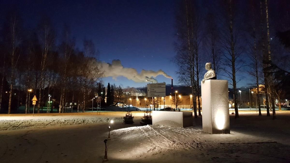 Patsas Äänekoskella talvella