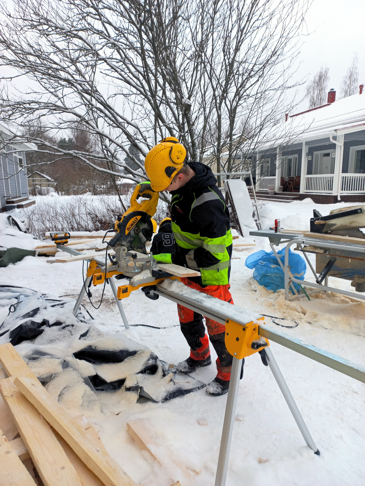 Elias Oikarin koulupäivä POKEn rakennusalalla