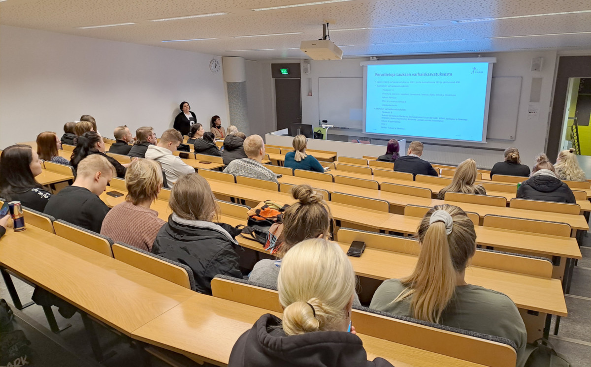 Opiskelijat auditoriossa