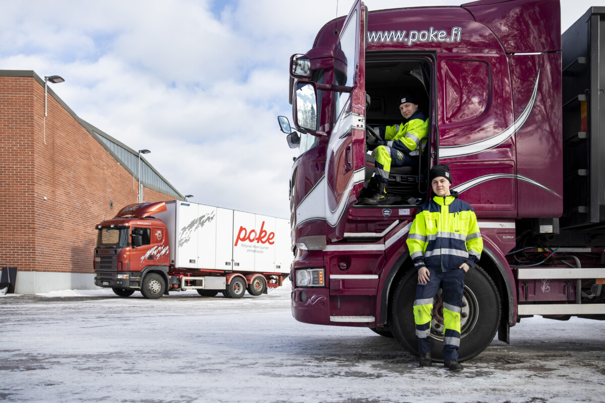 Logistiikka-alan opiskelijat Pokella