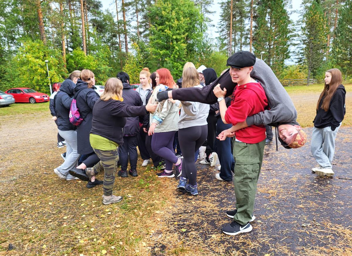 Kasvatus- ja ohjausalan opiskelijat ryhmäytymässä Kolkanlahdessa