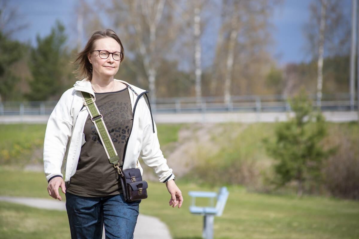 Nainen kävelee ulkona