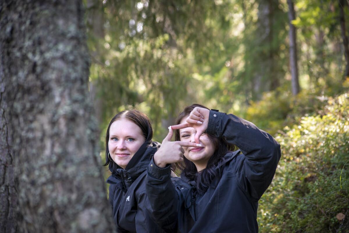 Kaksi tyttöä metsässä
