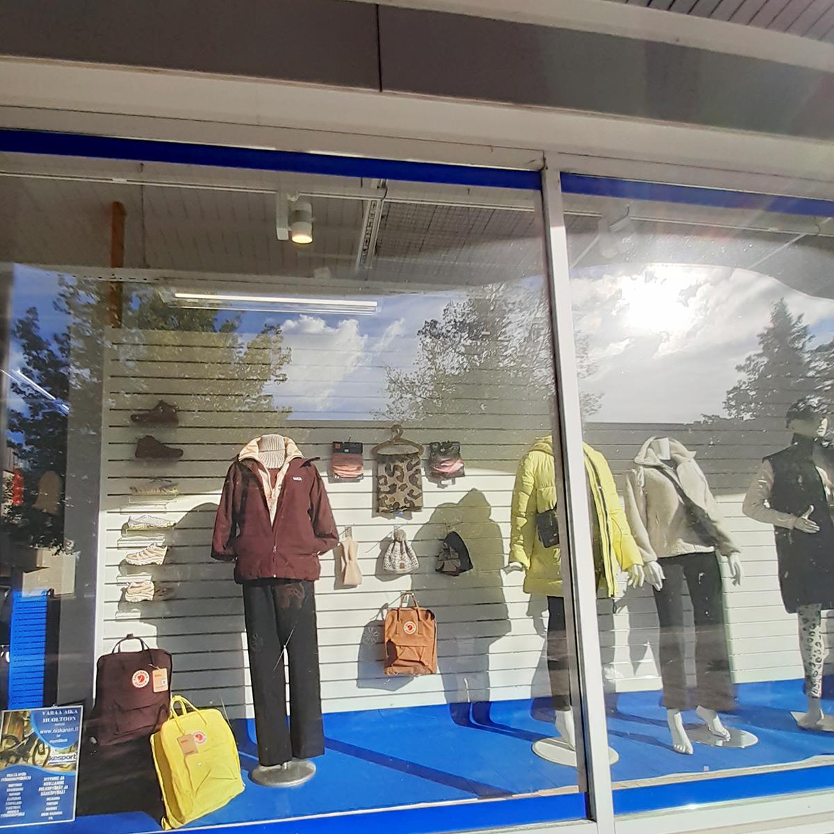 Merkonomiopiskelijoiden tekemä näyteikkunasomistus