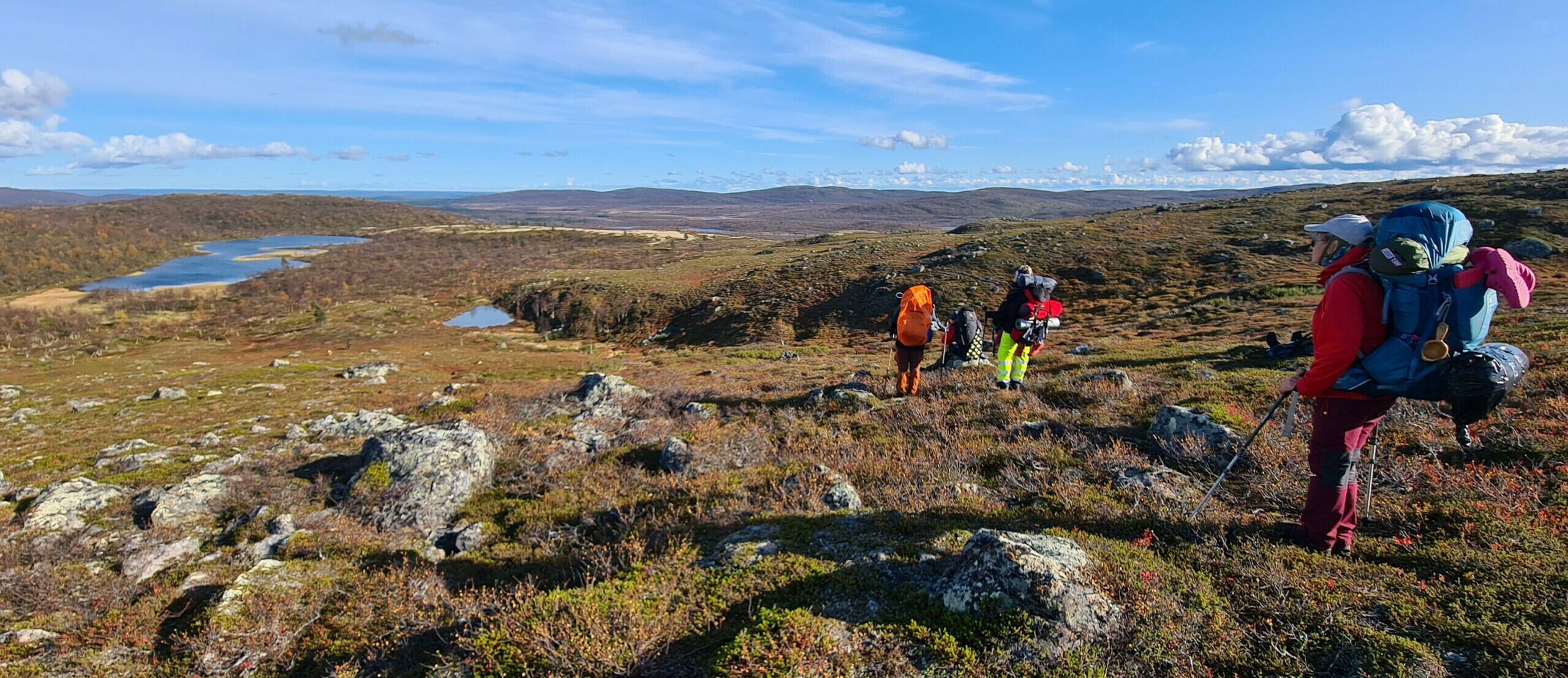 Erä- ja luonto-opasopiskelijoiden erämaavaellus Muotkatuntureilla syyskuussa 2023.