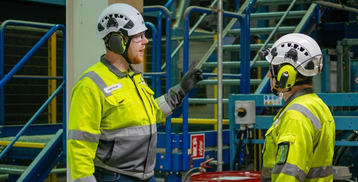 Antti Rossi ja tuotantoinsinööri Tomi Kaihovirta keskustelevat sorvauslinjan huoltojen tilanteesta.